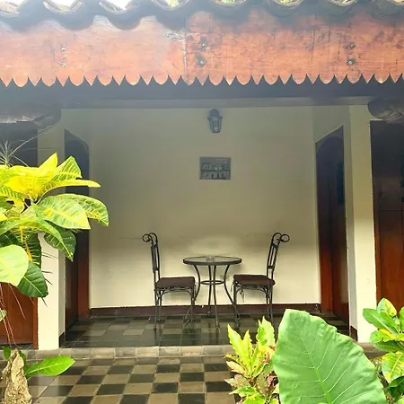Viavia Leon Hostel Exterior photo