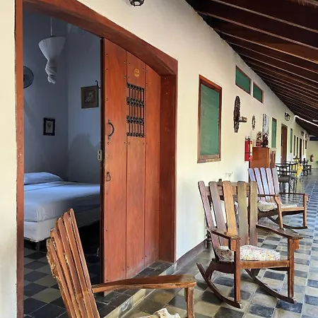 Viavia Leon Hostel Exterior photo