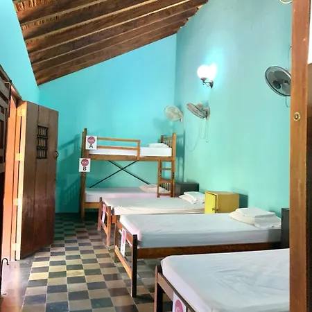 Viavia Leon Hostel Exterior photo