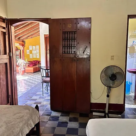 Viavia Leon Hostel Exterior photo